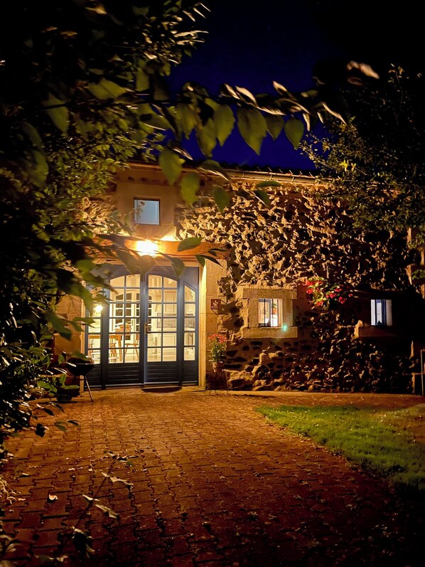 المنشأة من الخارج