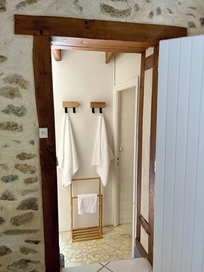 Interior - Stunning boutique gite Flore at Vive le Vert (Bussière-Badil)