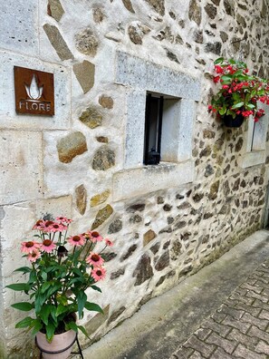 تفاصيل الفندق من الخارج