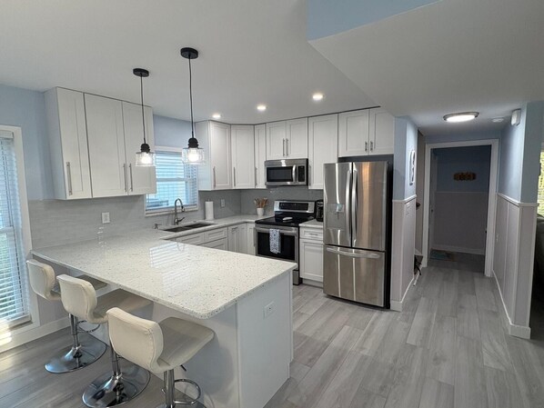 冷蔵庫、電子レンジ、オーブン、コンロ