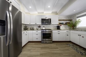 Køleskab, mikrobølgeovn, ovn, kogeplade