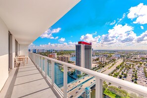 On the beach - Stunning 25th-Floor Views in Hollywood (Hollywood)