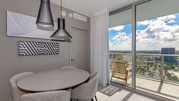 Luxury Apartment, 3 Bedrooms, Balcony, City View | In-room dining