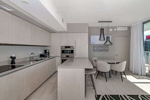 Luxury Apartment, 3 Bedrooms, Balcony, City View | Private kitchen - Stunning 25th-Floor Views in Hollywood (Hollywood)
