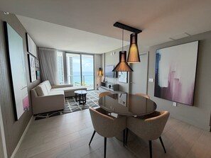 Deluxe Apartment | Living area - Stunning 25th-Floor Views in Hollywood (Hollywood)