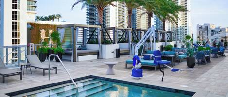 2 piscinas al aire libre, camas de piscina gratis, sombrillas