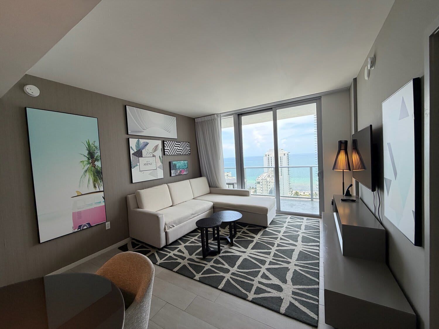Deluxe-Apartment | Wohnbereich | 50-Zoll-Smart-TV mit Kabelempfang