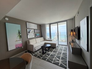 Deluxe Apartment | Living area - Stunning 25th-Floor Views in Hollywood (Hollywood)