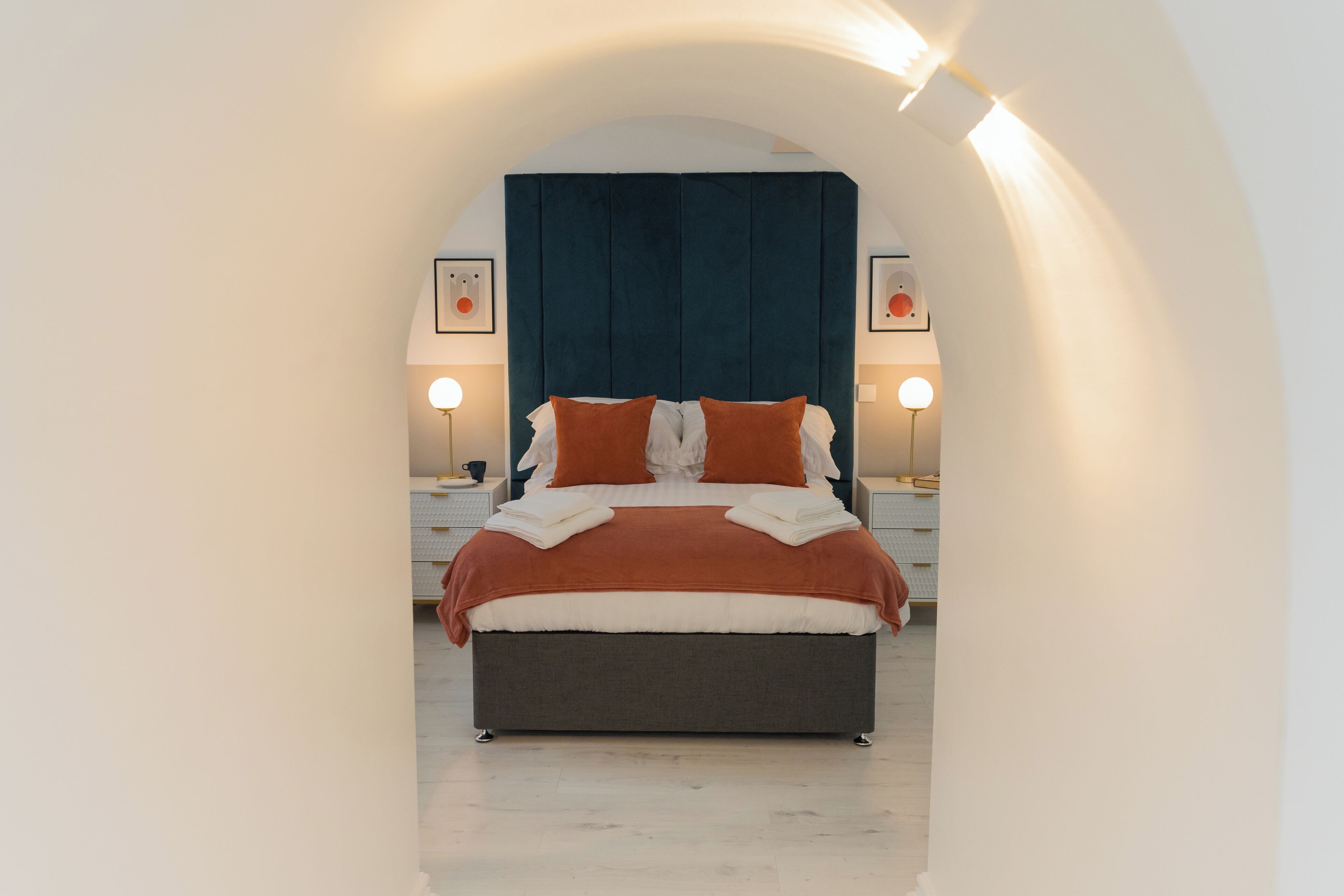 2 عدّة غرف نوم ومكتب ومكواة/لوح كي وسرير سفر