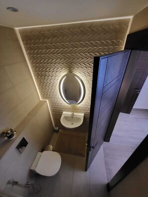 Shower, hair dryer - Charming 2-bedroom apartment in delightful Amman with AC (Amman)