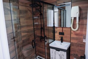 Family Triple Room, City View | Bathroom | Shower, hair dryer, slippers, towels - Swiss İnn Express (Ankara)