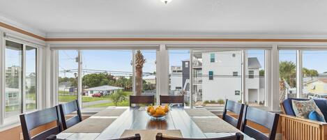 Maison, plusieurs lits, accès piscine, vue piscine (128 Kelly St | Beachy Keen) | Restauration