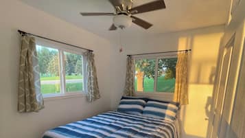 2 habitaciones, tabla de planchar con plancha y cuna de viaje