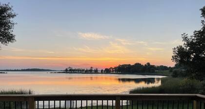 S’more Sunsets on Roy Lake. Spectacular deck views from this 2-bedroom cabin.
