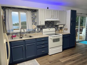 冷蔵庫、電子レンジ、オーブン、コンロ