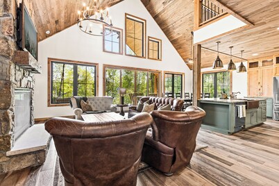 Aurora Lakeside Retreat