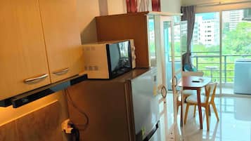 Kühlschrank, Mikrowelle, Wasserkocher mit Kaffee-/Teezubehör