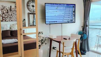1 Schlafzimmer, Zimmersafe, Schreibtisch, Bügeleisen/Bügelbrett
