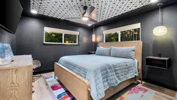 3 bedrooms, travel crib, WiFi, bed sheets