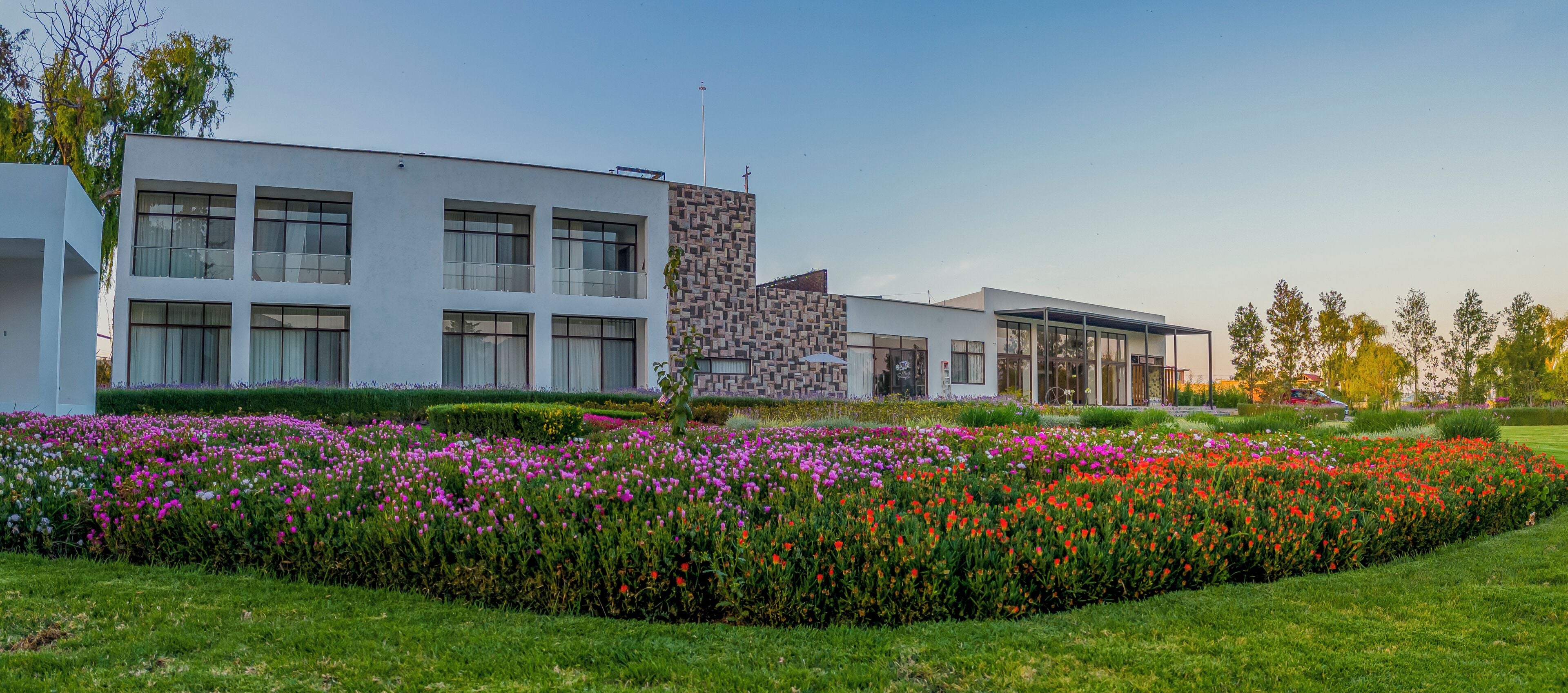 Vista frontal de la propiedad