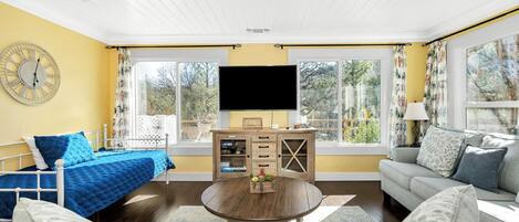 Televisio, takka, DVD-soitin, pöytäjalkapallopöytä