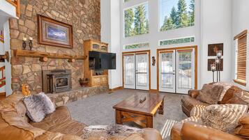 TV, fireplace, stereo