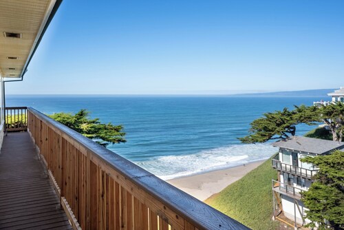 Stunning Coastal Cottage w/ Views of Monterey Bay!