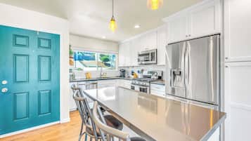 Geladeira, micro-ondas, fogão, cooktop