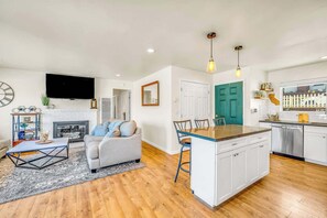 Interior - Cozy Oaks | A coastal getaway with idyllic scenery! (Del Rey Oaks)