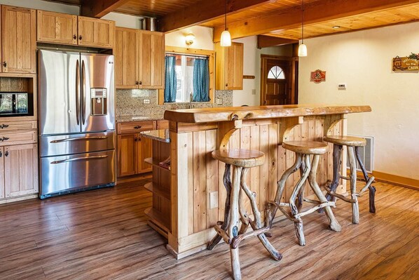 Fridge, microwave, oven, stovetop - Pine Forest Cabin Near Shaver Lake Sleeps 6 (Auberry)