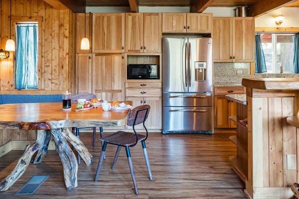 Fridge, microwave, oven, stovetop - Pine Forest Cabin Near Shaver Lake Sleeps 6 (Auberry)