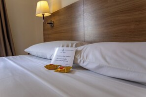 In-room safe, desk, laptop workspace, iron/ironing board - HOTEL AMALIA (São Paulo)