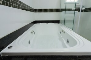 Luxury Double Room, Jetted Tub, City View | Bathroom | Hair dryer, towels, soap, shampoo - HOTEL AMALIA (São Paulo)