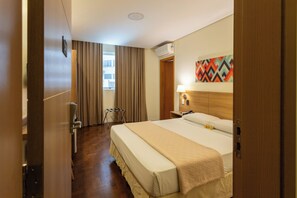 Deluxe Double Room, City View | In-room safe, desk, laptop workspace, iron/ironing board - HOTEL AMALIA (São Paulo)