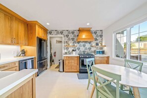 Een koelkast, een magnetron, een oven, een kookplaat