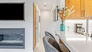 Une cuisine moderne équipée d’une cuisinière intégrée, d’un évier et d’une machine à café.