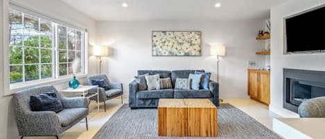 TV, fireplace