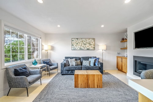 Seaside Home Near Del Monte Beach for 4 Guests