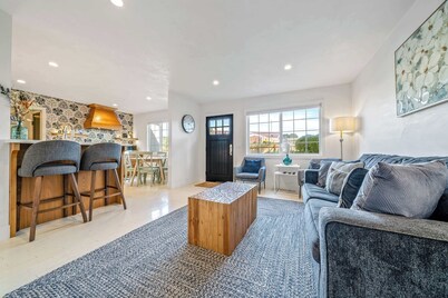 Seaside Home Near Del Monte Beach for 4 Guests