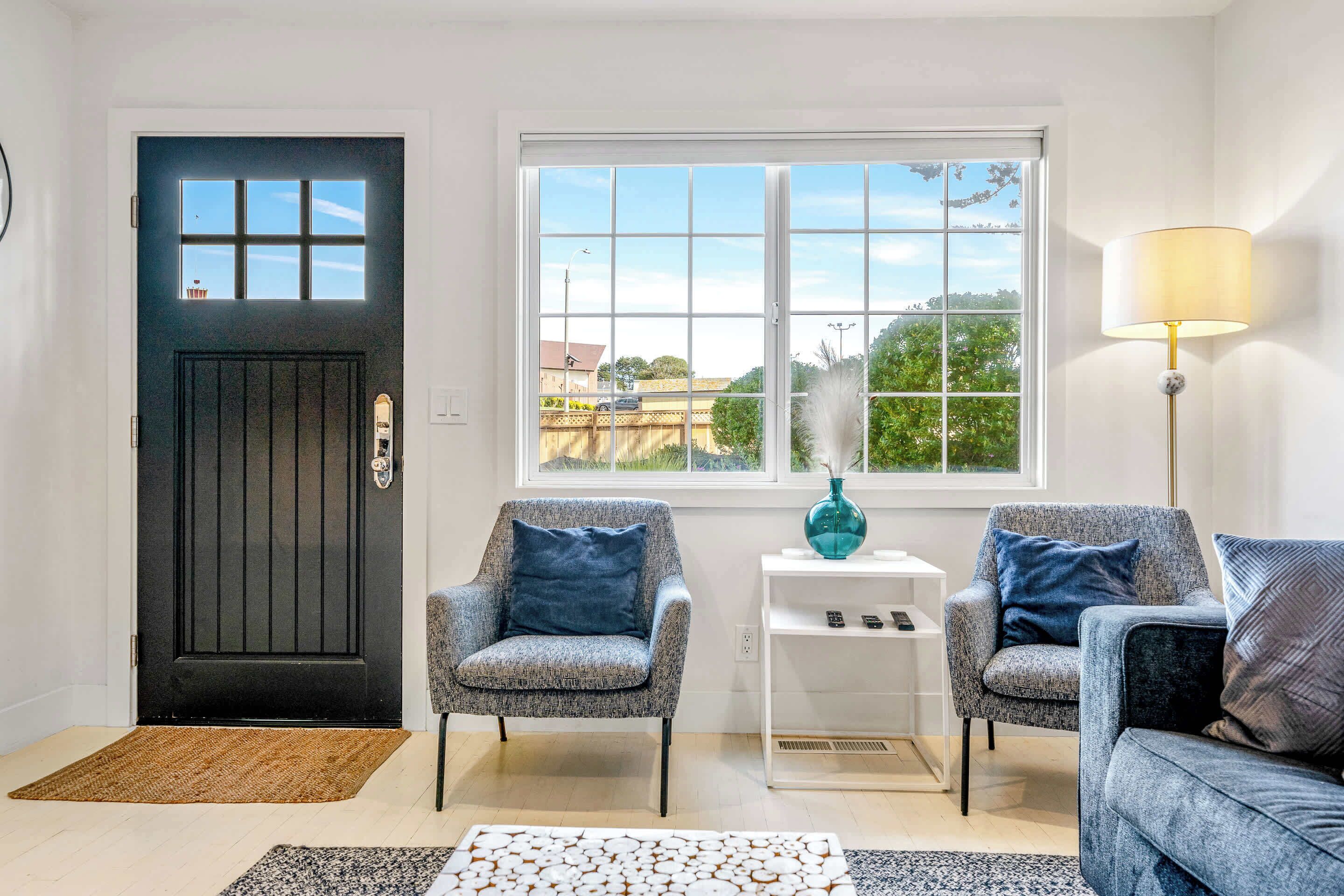 Una televisión, una chimenea