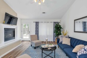 TV, fireplace - University Pastoral - Family Perfect Close to UCM (Merced)