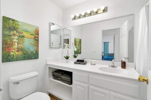 Shower - Yosemite Gateway Home Near UC Merced Sleeps 6 (Merced)