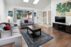 TV, fireplace