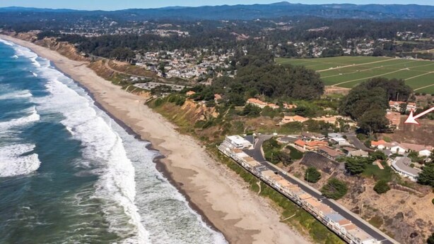 A coastal town with a beach, residential areas, and a train track. - La Selva Beach Retreat Near Manresa Beach (Watsonville)