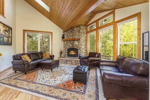 TV, fireplace - Beautiful 3-Bedroom Sanctuary Inside Yosemite NP! (Wawona)
