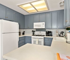 Fridge, microwave, oven, stovetop - Cavu Cabin |  A classic mountainside escape (Auberry)