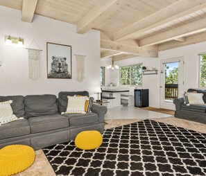 TV, fireplace - Cavu Cabin | A classic mountainside escape (Auberry)