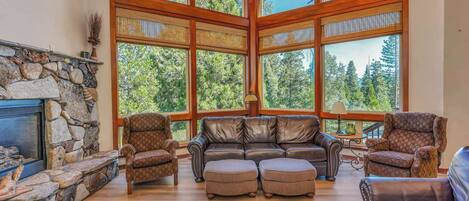 Fernseher, Kamin, DVD-Player, Tischfußball