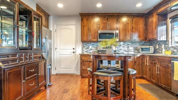 Frigorífico, microondas, horno y placa de cocina