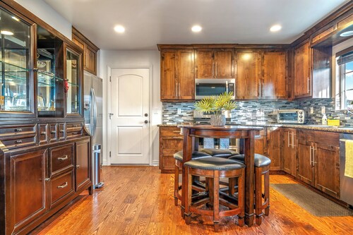 Fully Updated 3 BDR Seaside Home Minutes to Beach!